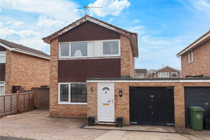 3 Bedroom Link Detached House For Sale In Wyvern Avenue, Calne, SN11