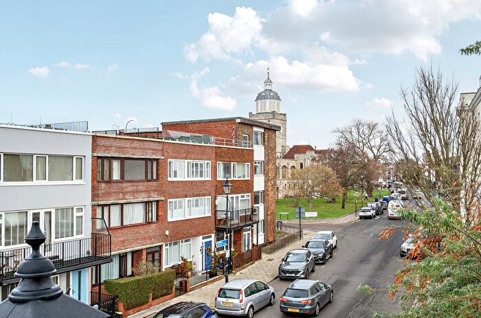 2 Bedroom Flat To Rent In Grand Parade, Portsmouth, Hampshire, PO1