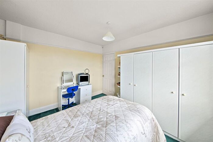 3 Bedroom Semi Detached House For Sale In Raynton Drive, Hayes, UB4