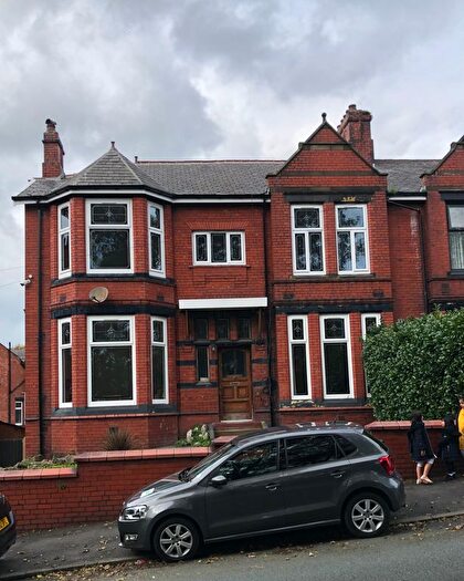 5 Bedroom Semi-Detached House To Rent In Chamber Road, Oldham, OL8