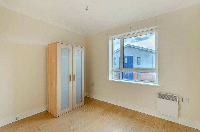 2 Bedroom Flat For Sale In Cleeve Way, Sutton, SM1