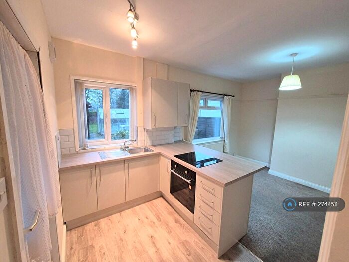 3 Bedroom Semi-Detached House To Rent In Warwick Road, Scunthorpe, DN16