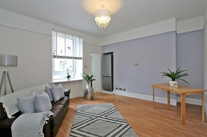 2 Bedroom Flat To Rent In B Lamond Place, Nd Floor, Aberdeen, AB25