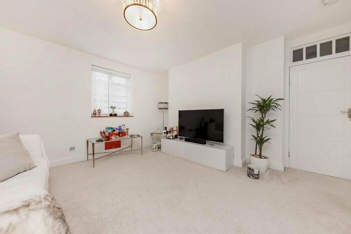 2 Bedroom Flat To Rent In Maida Vale, London, W9
