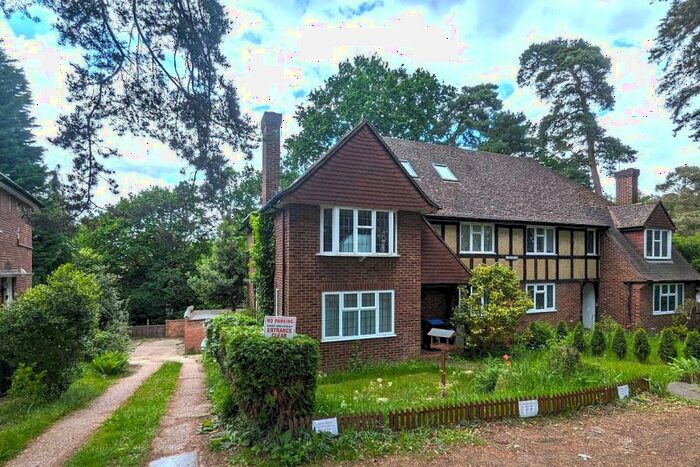 3 Bedroom Apartment To Rent In Woking, GU22