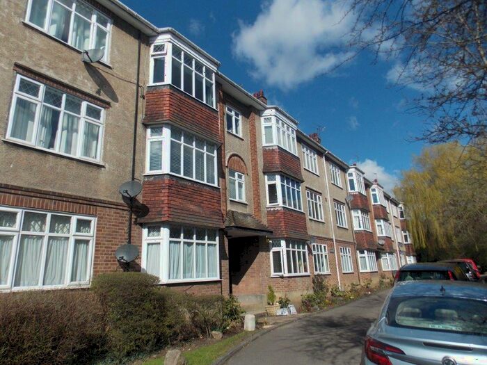 2 Bedroom Flat For Sale In Goldings Hill, Loughton, IG10