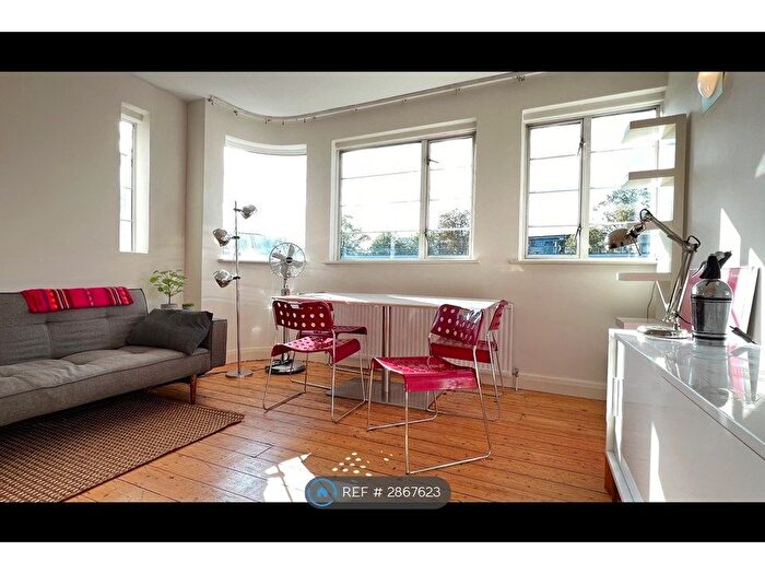 2 Bedroom Flat To Rent In Crownstone Road, London, SW2