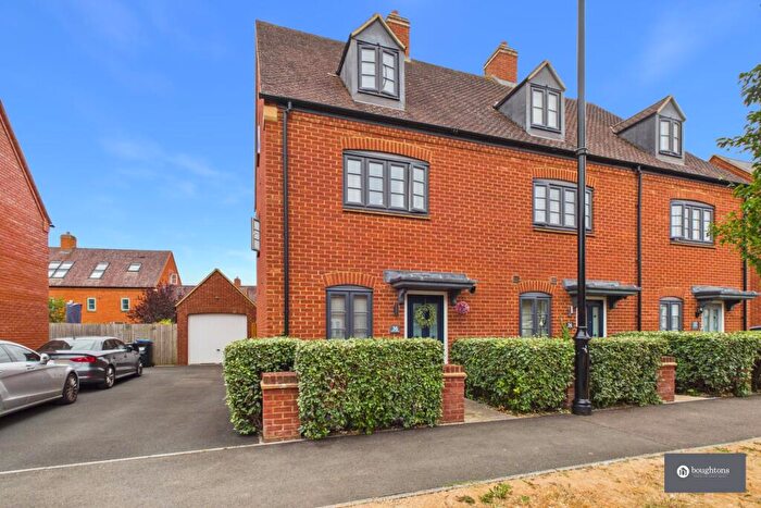 4 Bedroom End Of Terrace House For Sale In Juno Crescent, Brackley, NN13