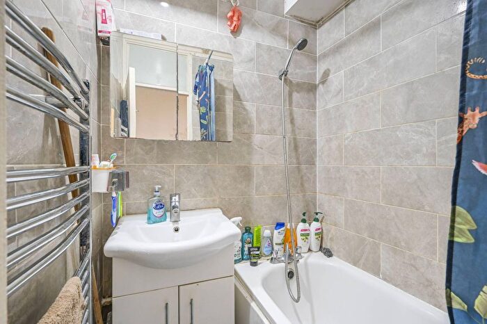 2 Bedroom Flat For Sale In Barnardo Street, Shadwell, London, E1