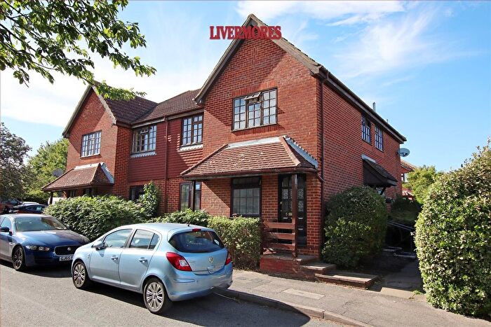 2 Bedroom Maisonette For Sale In Blackmans Close, Dartford, DA1