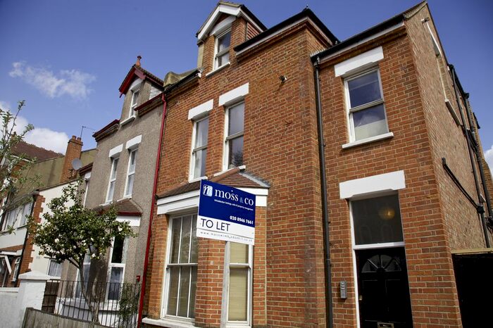 2 Bedroom Flat To Rent In Merton Road, London, SW19