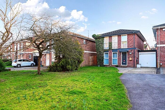 4 Bedroom Link Detached House For Sale In Wistaria Lane, Yateley, Hampshire, GU46