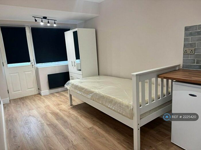 Studio To Rent In Hendon Way, London, NW2