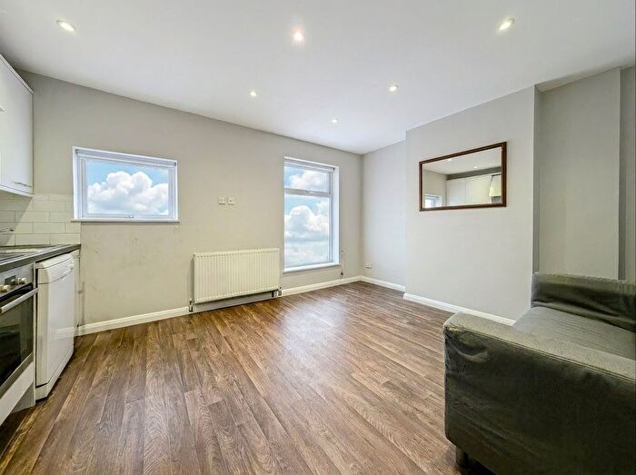 3 Bedroom Flat To Rent In Frensham Drive, London, SW15