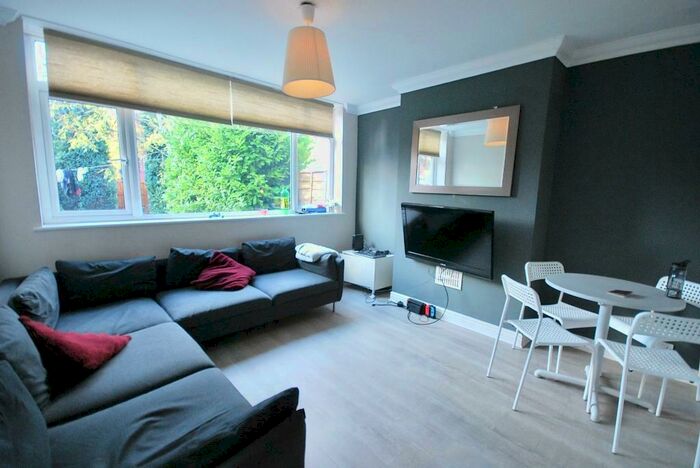 5 Bedroom Semi-Detached House To Rent In Parrs Wood Rd, Fallowfield, Manchester, M20