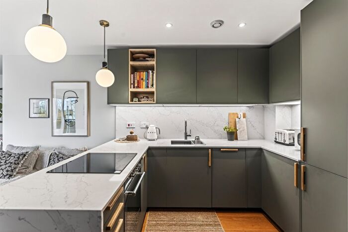 2 Bedroom Flat For Sale In St. Georges Grove, London, SW17