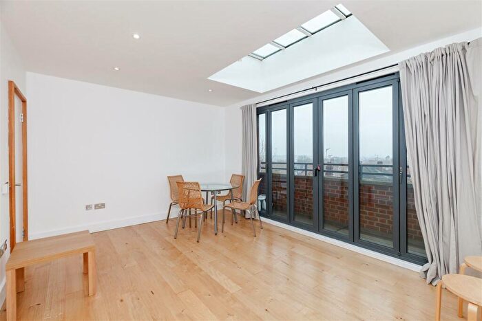 2 Bedroom Apartment To Rent In Dartmouth Road, Willesden Green, NW2