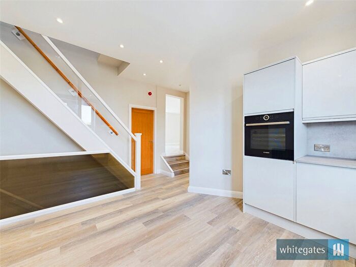 3 Bedroom Flat To Rent In Station Road, Clayton, Bradford, West Yorkshire, BD14