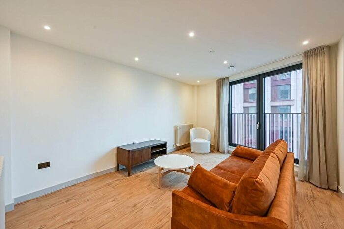 2 Bedroom Flat To Rent In Selbourne Walk, Walthamstow, E17