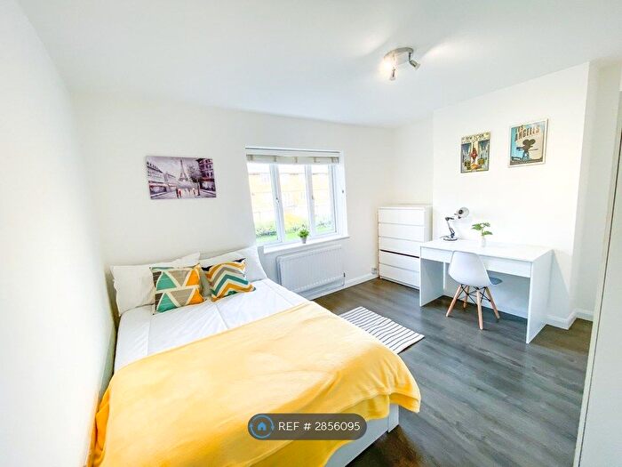 4 Bedroom Flat To Rent In Elizabeth Close, London, E14