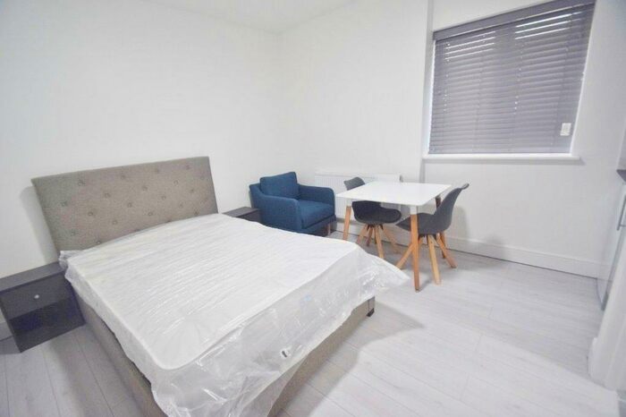 House To Rent In Beechcroft Avenue, Golders Green, NW11