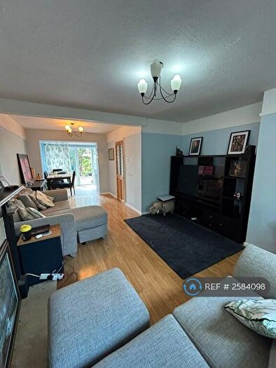 3 Bedroom Semi-Detached House To Rent In Birdhill Avenue, Reading, RG2