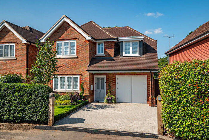 4 Bedroom Detached House For Sale In Burston Drive, Park Street, St. Albans, Hertfordshire, AL2