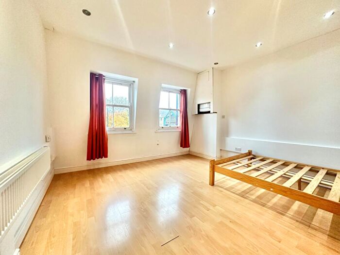 Flat To Rent In Rosebank Gardens North, Bow, E3