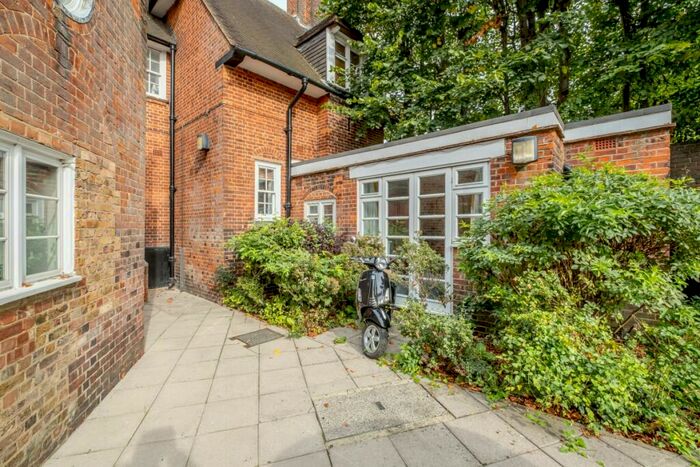 3 Bedroom House To Rent In The Fire Chief Cottage, London, SE18