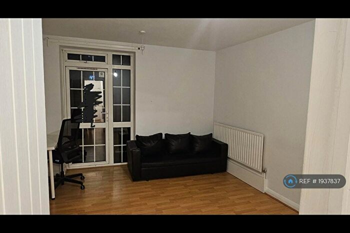 3 Bedroom Flat To Rent In Hollybush House, London, E2