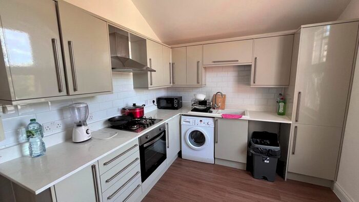 4 Bedroom Flat To Rent In West Road, Westcliff-On-Sea, SS0