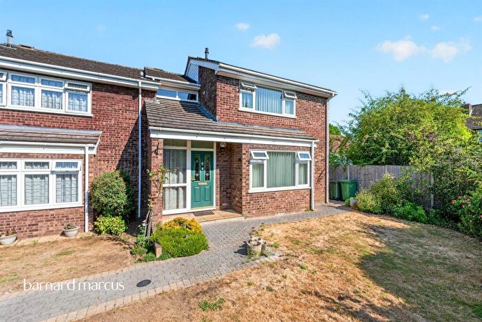 3 Bedroom End Of Terrace House For Sale In Knolls Close, Worcester Park, KT4
