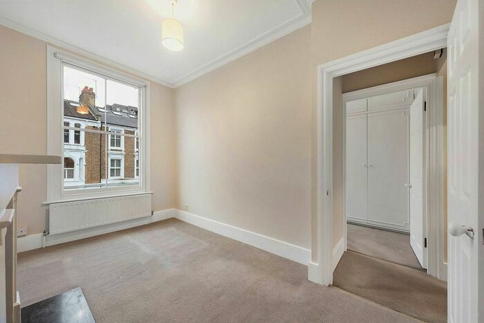 1 Bedroom Flat To Rent In Disraeli Road, East Putney, London, SW15