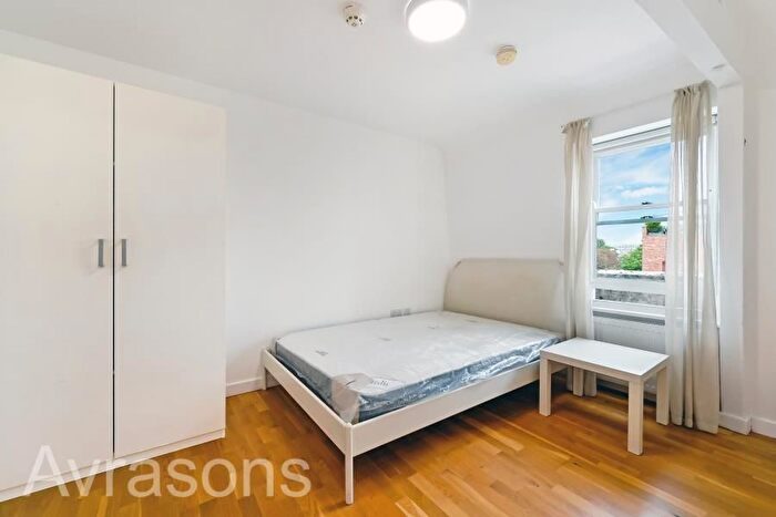 Studio To Rent In Brixton Road, London, SW9