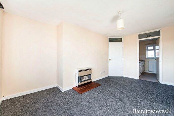 1 Bedroom Flat To Rent In Sunny Way, London, N12