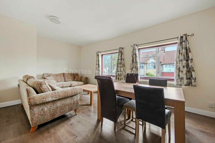 3 Bedroom Flat To Rent In Long Lane, Finchley, N3