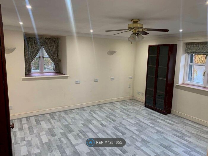 2 Bedroom Flat To Rent In Waterford House, West Drayton UB7