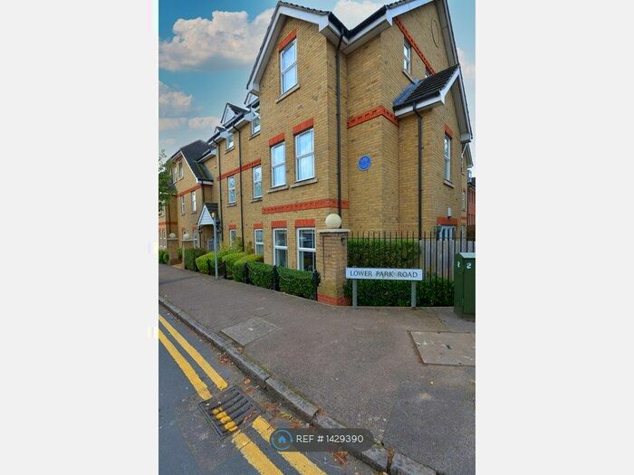 2 Bedroom Flat To Rent In Collins Court, Loughton, IG10