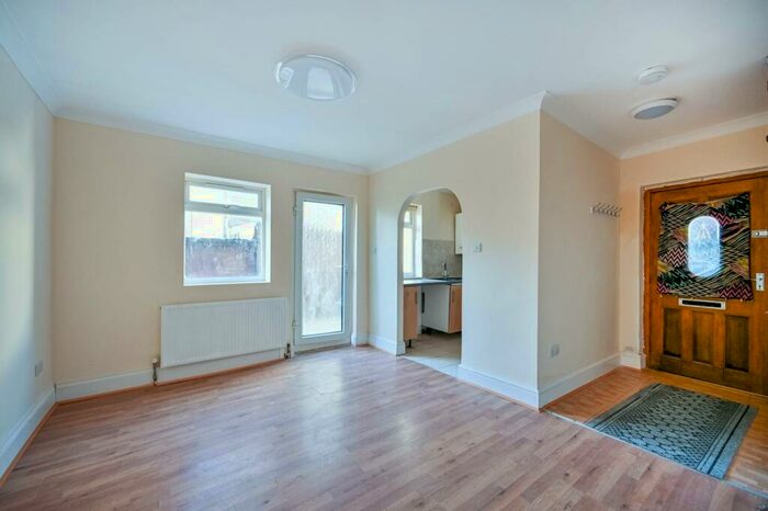 1 Bedroom Flat To Rent In Brighton Road, Surbiton, KT6