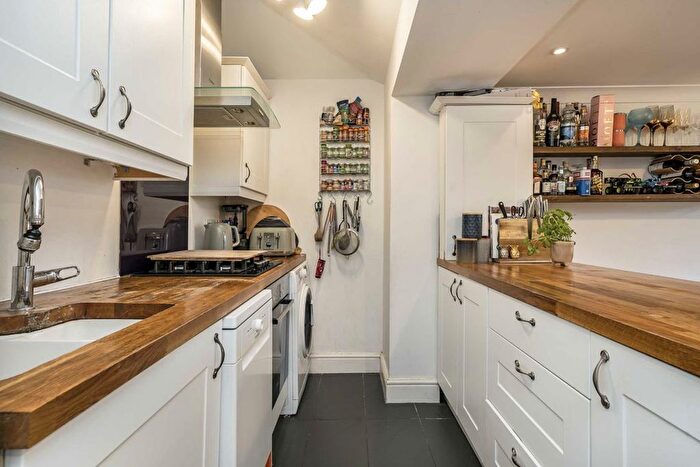2 Bedroom Flat For Sale In Faversham Road, London, SE6