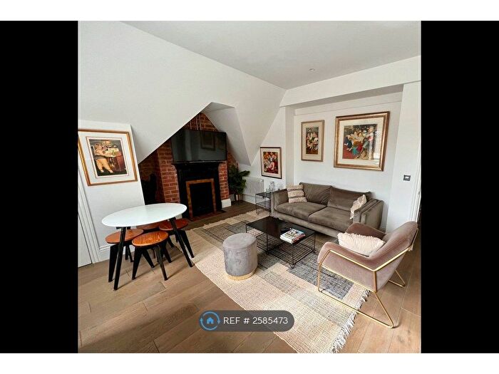 1 Bedroom Flat To Rent In High Street, Epping, CM16