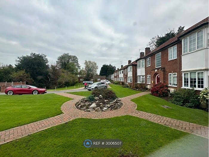2 Bedroom Flat To Rent In The Grange, London, N20
