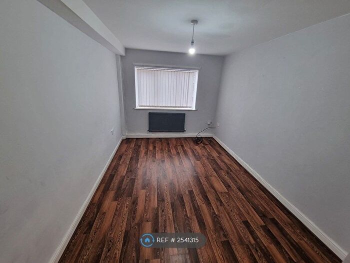2 Bedroom Flat To Rent In Alban Court, Ashton-Under-Lyne, OL6