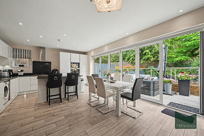 4 Bedroom Town House For Sale In Wellston Crescent, Oakwood, N14
