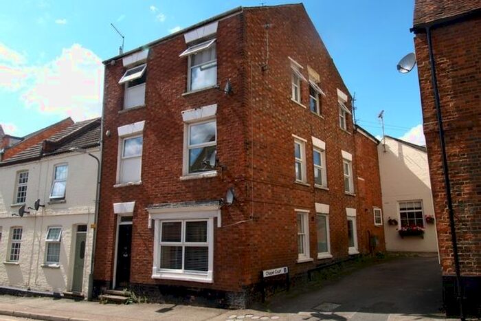 1 Bedroom Flat To Rent In Silver Street, Newport Pagnell, Buckinghamshire, MK16