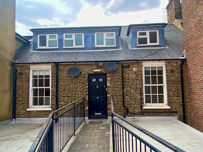 2 Bedroom Flat To Rent In High Street, Brentwood, CM14