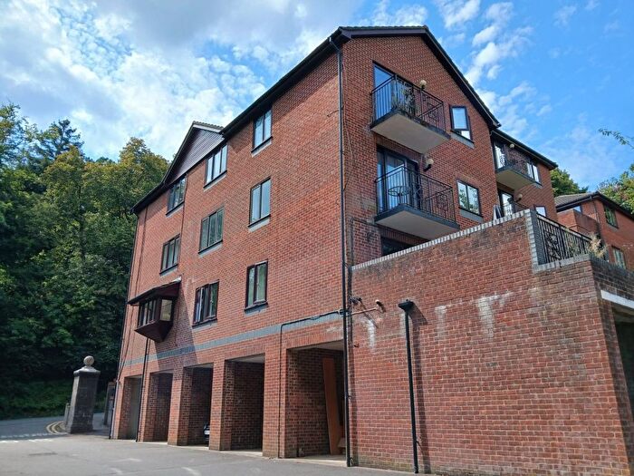 1 Bedroom Flat To Rent In Mill Street, Redhill, RH1
