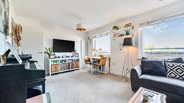 1 Bedroom Flat For Sale In Ash Court, Cline Road, London, N11
