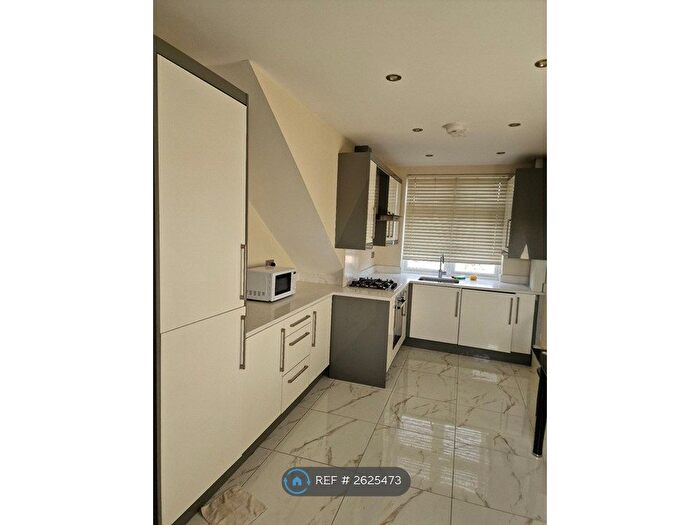 3 Bedroom Flat To Rent In St. Peters Road, Uxbridge, UB8