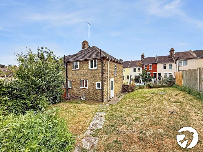 3 Bedroom End Of Terrace House To Rent In Slatin Road, Rochester, Kent, ME2